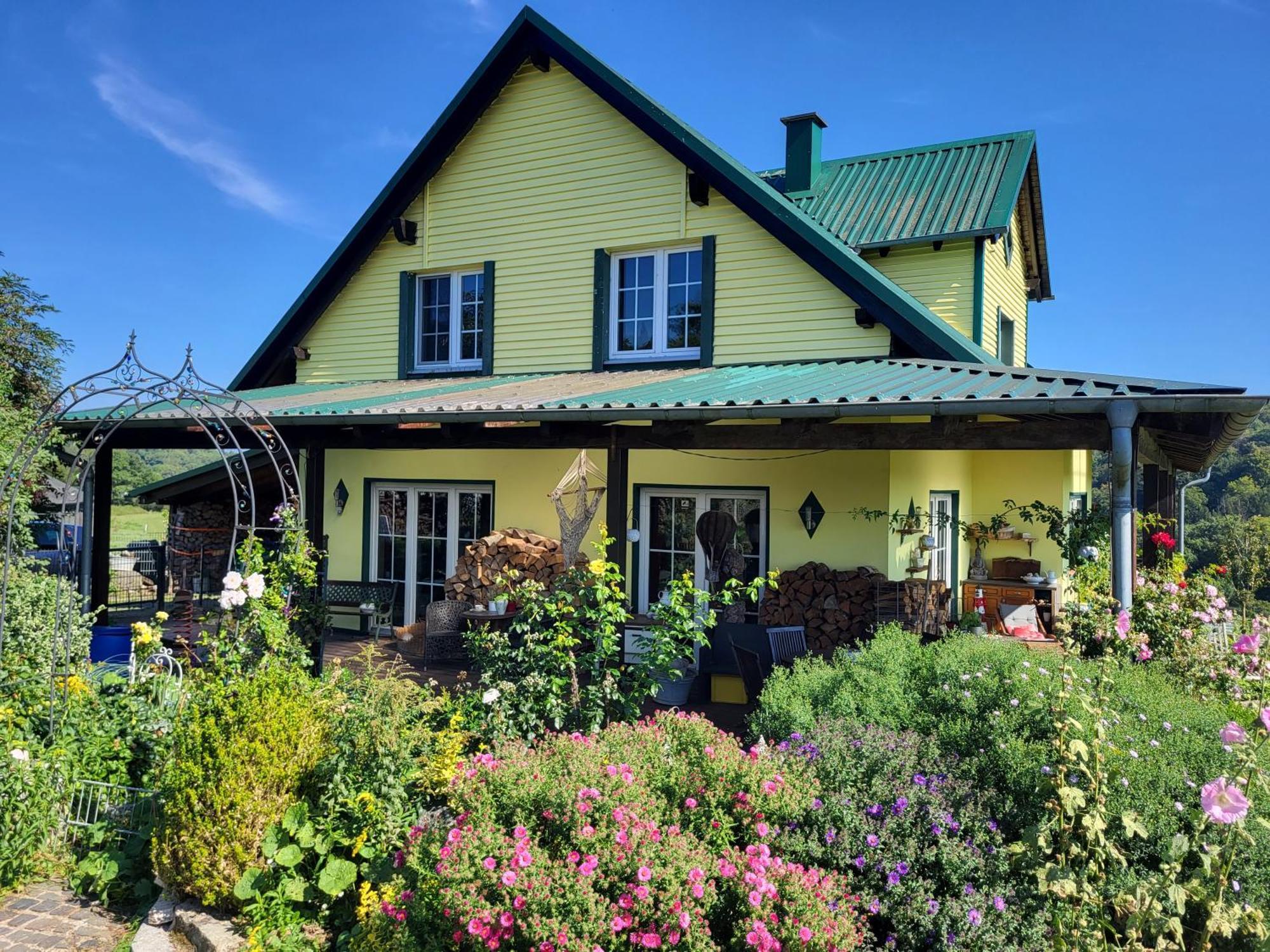 Kleine Einzigartige Ferienwohnung Auf Dem Bauernhof, Direkt In Der Natur Mit Blick Auf Schloss Braunfels Exterior photo